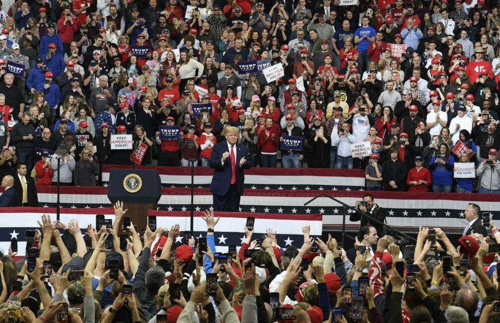 Trump pulls in MASSIVE crowds to Clinton‚ Iowa