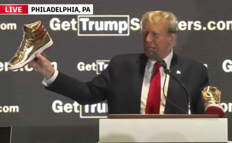 Incredible moment unfolds as Trump invites supporter onstage in Philadelphia‚ crowd chants ‘USA!’