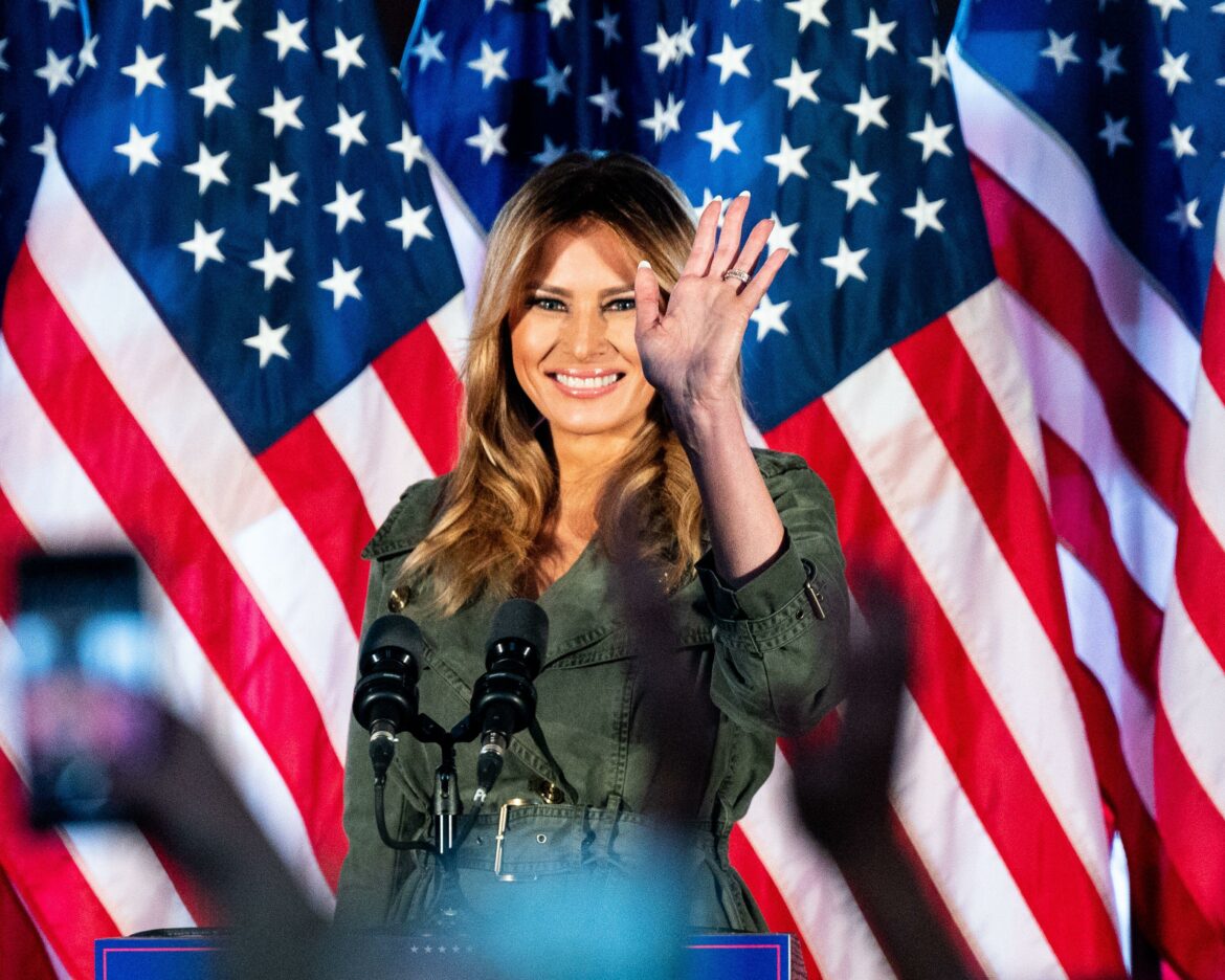 2D888F1 Atglen, U.S. 27th Oct, 2020. October 27, 2020 -Atglen, PA, United States: First Lady Melania Trump speaking at a rally for Donald Trump for president at The Barn at Stoneybrooke. (Photo by Michael Brochstein/Sipa USA) Credit: Sipa USA/Alamy Live News