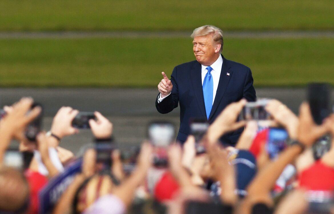 2CTT64C Jacksonville, Florida, USA. 24th Sep 2020. U.S. President Donald Trump gestures to the crowd as he arrives to speak at a Great American Comeback campaign rally at Cecil Airport on September 24, 2020 in Jacksonville, Florida. With 40 days until the 2020 presidential election, recent polls show a tight race between Trump and his Democratic opponent, former U.S. Vice President Joe Biden. (Paul Hennessy/Alamy) Credit: Paul Hennessy/Alamy Live News