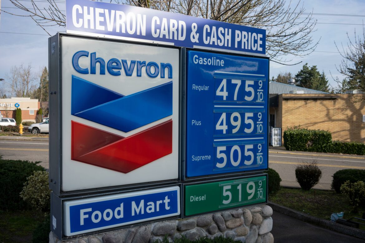2HXNB4A The gas price sign at a Chevron gas station in West Linn, Oregon, seen on March 11, 2022. Oil and gas prices are soaring due to Russia's war in Ukraine.