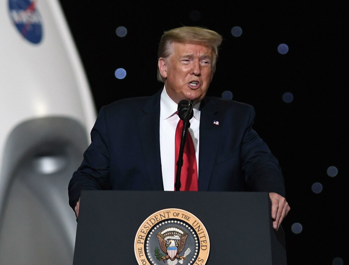 2BWB1NW Cape Canaveral, United States. 30th May, 2020. U.S. President Donald Trump speaks at NASA's Vehicle Assembly Building after watching the successful launch of a Falcon 9 rocket with the Crew Dragon spacecraft from pad 39A at the Kennedy Space Center.NASA astronauts Doug Hurley and Bob Behnken will rendezvous and dock with the International Space Station, becoming the first people to launch into space from American soil since the end of the Space Shuttle program in 2011. Credit: SOPA Images Limited/Alamy Live News