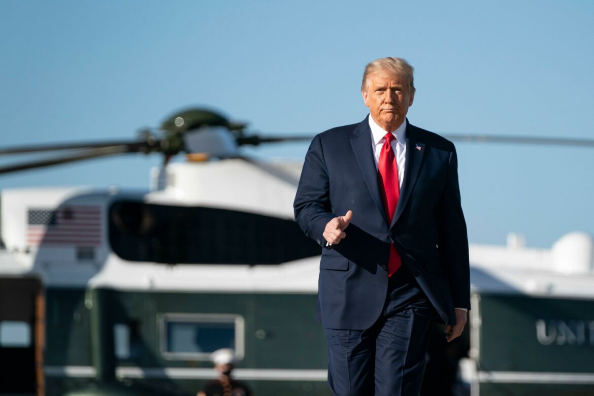 2DC51Y9 El presidente de los Estados Unidos, Donald Trump, abandona Marine One mientras aborda Air Force One el 14 de octubre de 2020 en la Base Conjunta Andrews en Maryland. Trump está programado para volar a Des Moines, Iowa, para un mitin de campaña Make America Great antes de regresar a la Casa Blanca esta noche. Crédito: Alex Edelman/The Photo Access